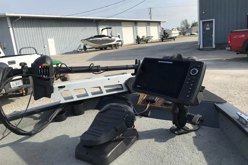 Slide: The Image of Boat interior with Humminbird fish finder on a 2001 Ranger 217B Cherokee. - 21