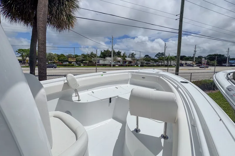 Slide: The Image of Sea Hunt Ultra 245 SE 2026 - 5