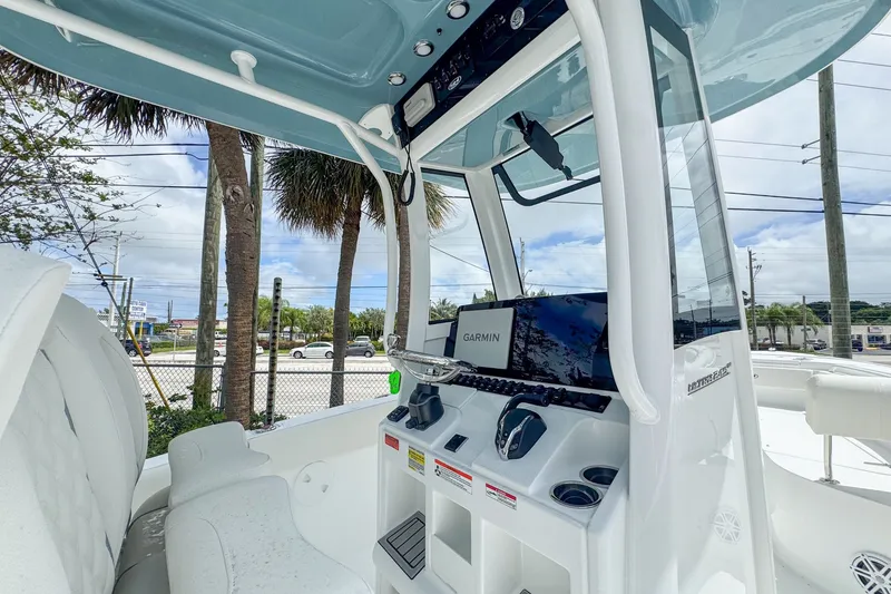 Slide: The Image of Sea Hunt Ultra 245 SE 2026 - 4