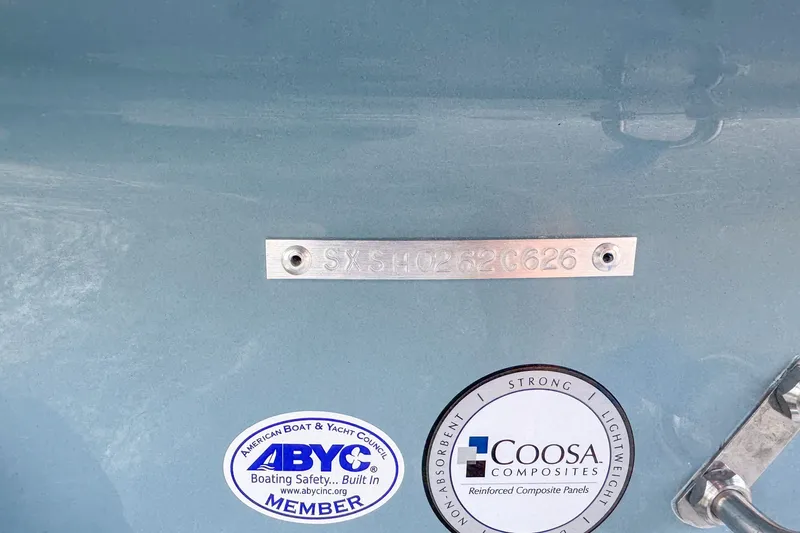 Slide: The Image of Sea Hunt Ultra 245 SE 2026 - 7