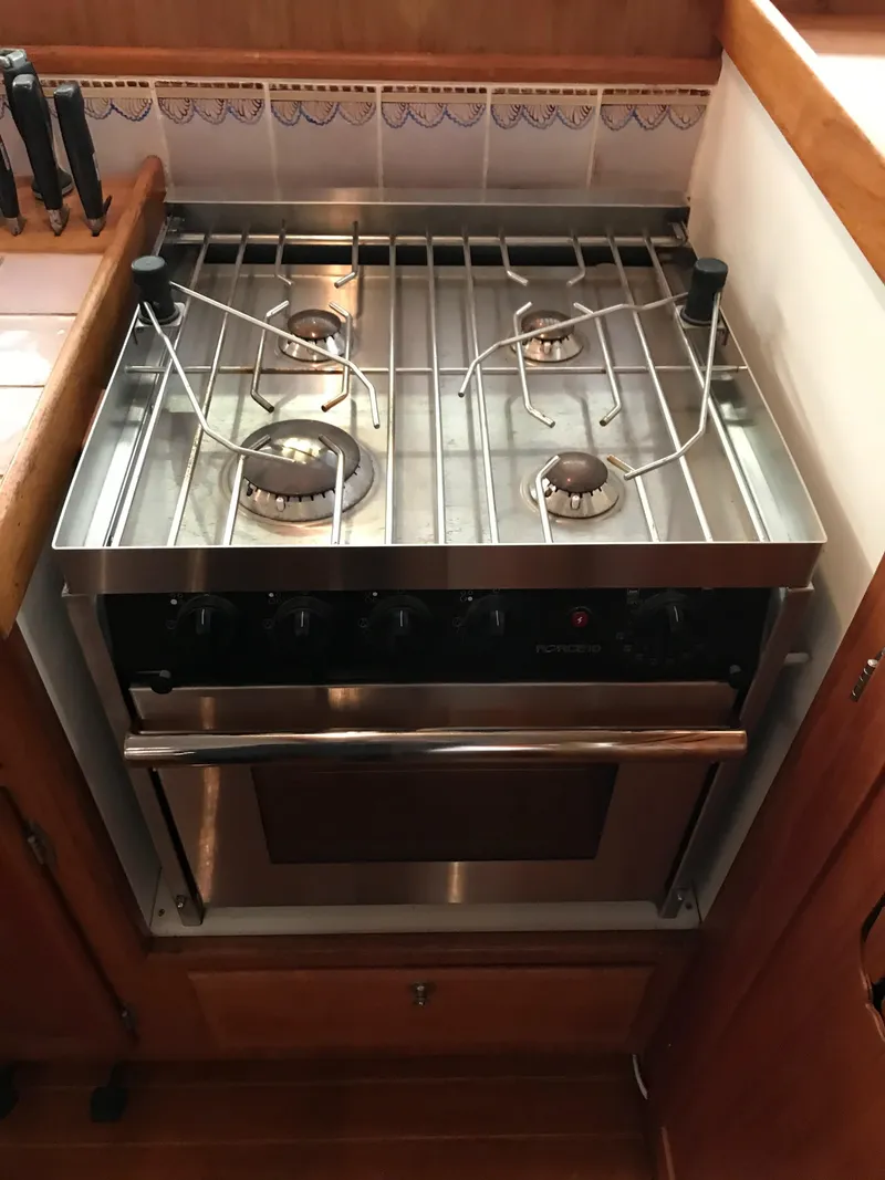 Slide: The Image of Kitchen stove on Lyman-Morse Hunt 42 yacht, 1987 model. - 40