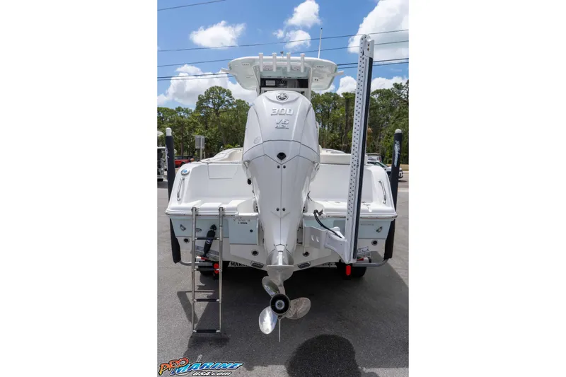 Slide: The Image of 2023 Sea Hunt Ultra 239 SE boat rear view with powerful outboard motor. - 12