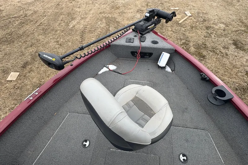 Slide: The Image of 2018 Tracker Pro Guide V-175 Combo boat interior with seat and trolling motor. - 10