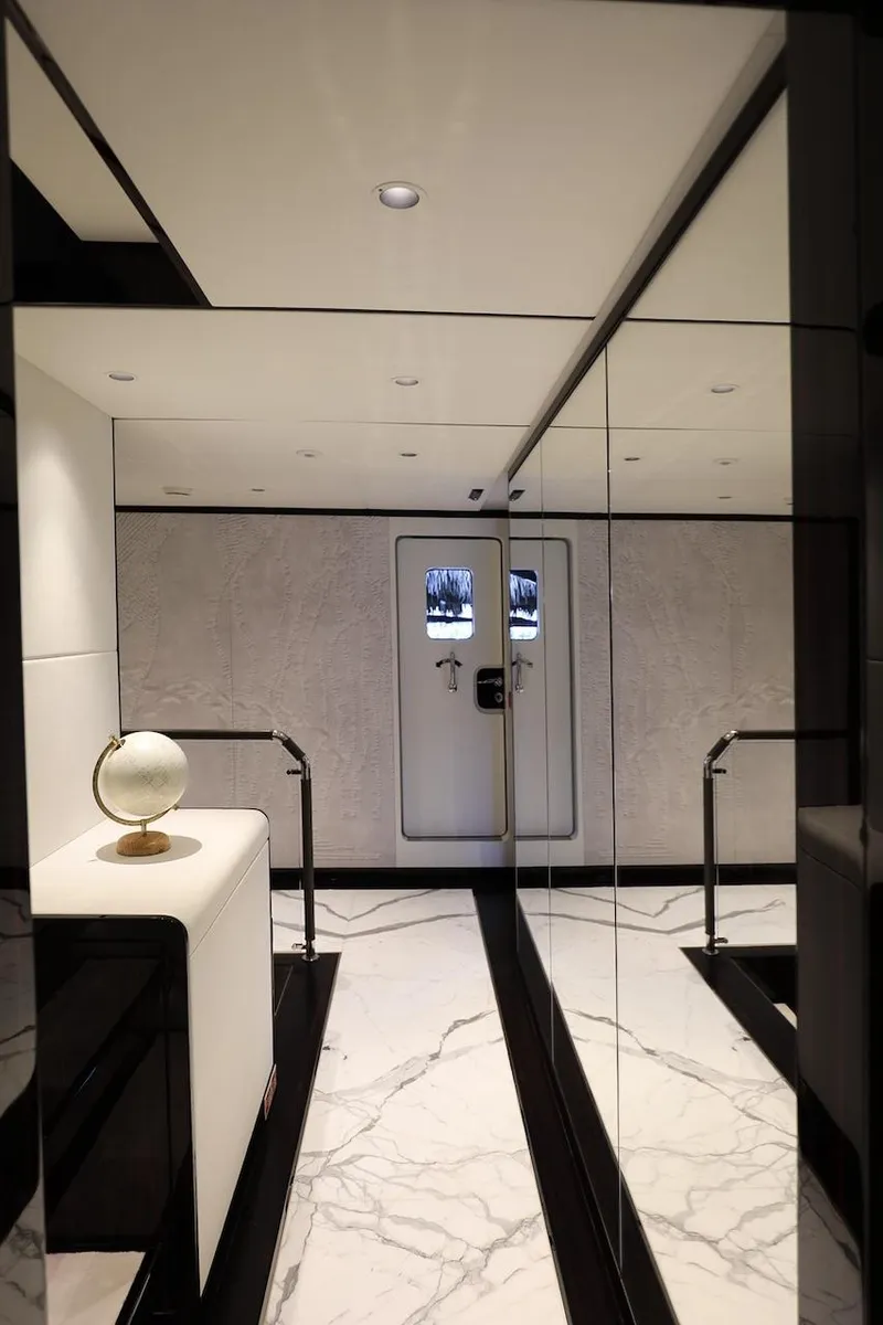 Slide: The Image of Majesty 120 2025 - 70