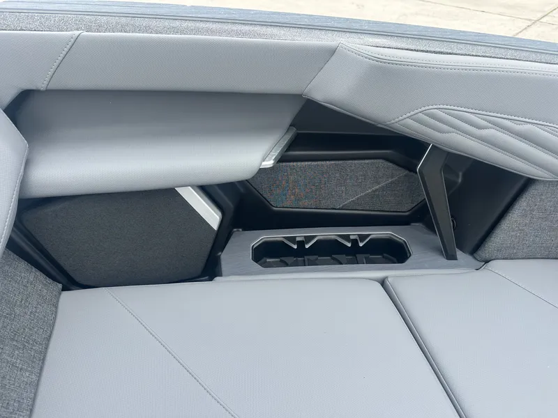 Slide: The Image of MasterCraft X22 2026 - 18