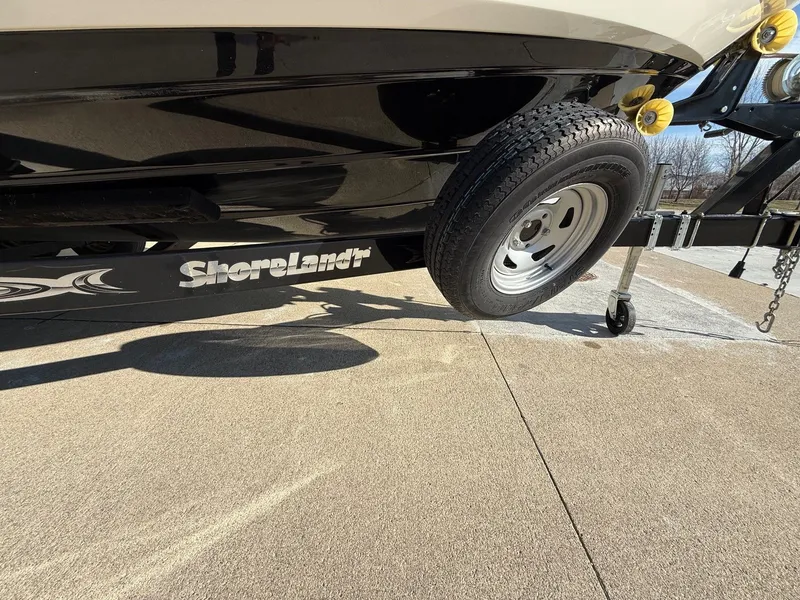 Slide: The Image of Monterey 264FS 2012 on ShoreLand'r trailer, close-up view. - 38