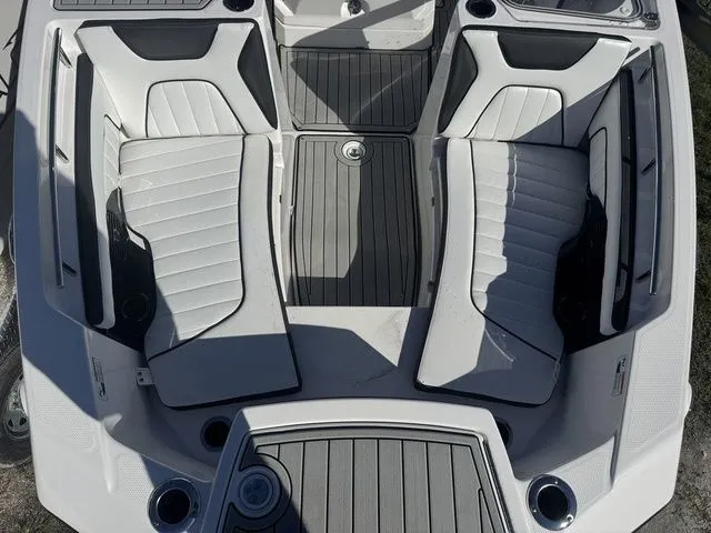 Slide: The Image of Yamaha 255 FSH Sport E 2025 - 15