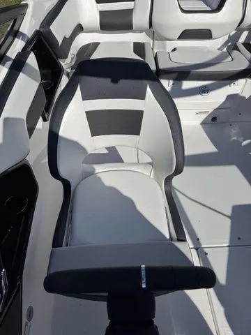 Slide: The Image of Yamaha 195S 2026 - 12