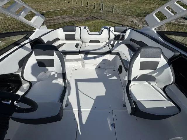 Slide: The Image of Yamaha 195S 2026 - 8