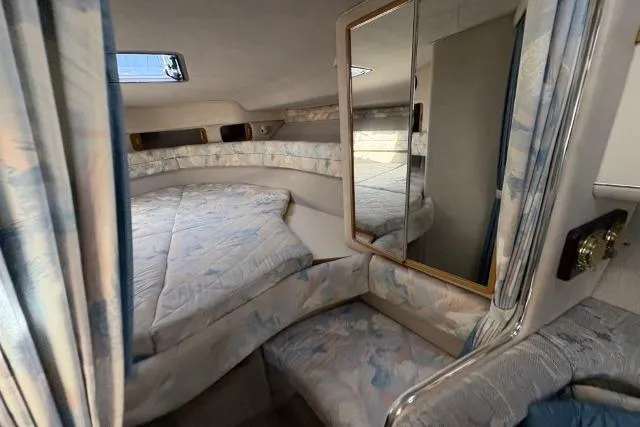 Slide: The Image of Interior cabin of 1993 Sea Ray Sundancer 330 with cozy bed and mirror. - 72