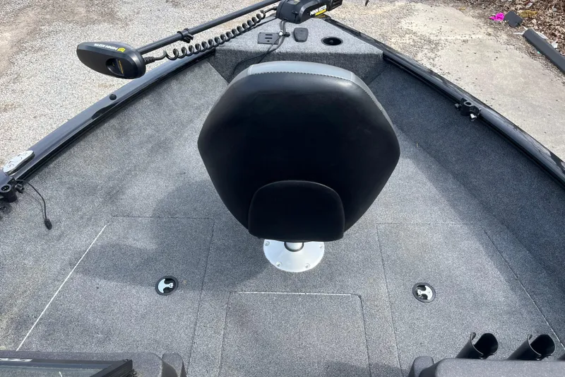 Slide: The Image of 2022 Tracker Pro Guide V-175 WT boat interior with swivel seat and trolling motor. - 25