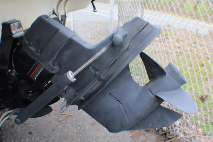 Slide: The Image of 1998 Bayliner 2655 Ciera Sunbridge boat propeller and drive system close-up. - 12