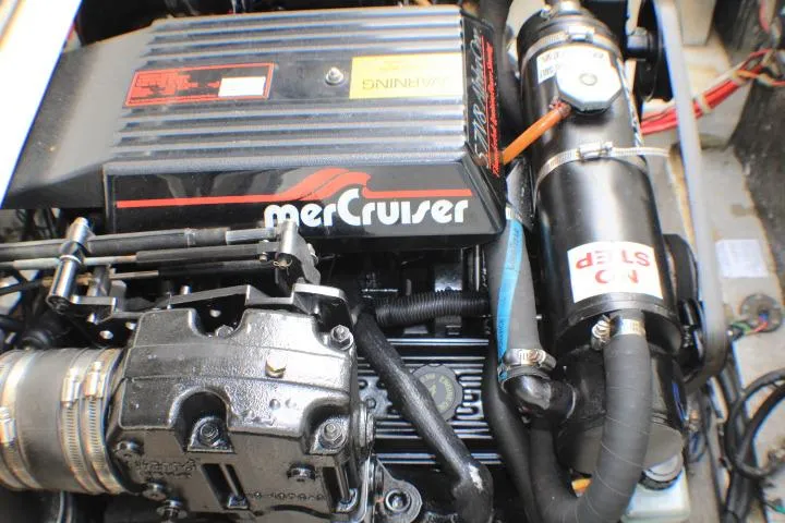 Slide: The Image of Engine of 1998 Bayliner 2655 Ciera Sunbridge with MerCruiser components. - 21
