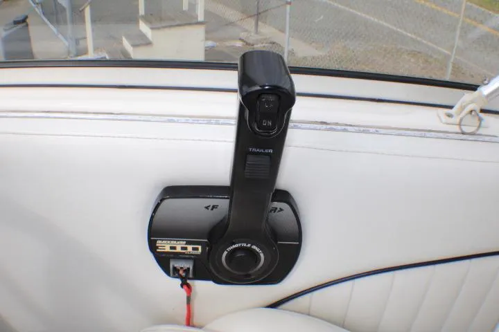 Slide: The Image of Throttle control of a 1998 Bayliner 2655 Ciera Sunbridge boat. - 35