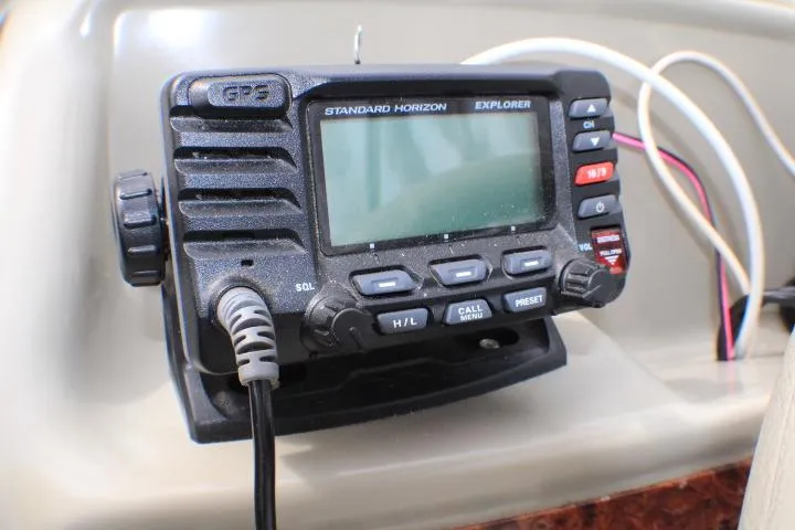 Slide: The Image of Standard Horizon Explorer GPS radio on 1998 Bayliner 2655 Ciera Sunbridge boat dashboard. - 36