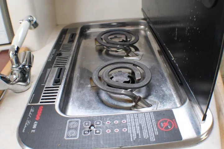 Slide: The Image of 1998 Bayliner 2655 Ciera Sunbridge stove with two burners and a faucet. - 46