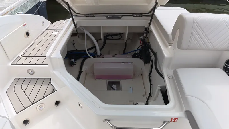 Slide: The Image of Sea Ray SDX 270 Outboard 2025 - 10