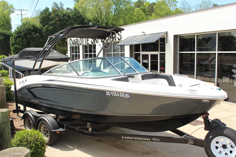The Image of 2016 Chaparral 21 H2O Sport boat on trailer, parked outside dealership. - 0