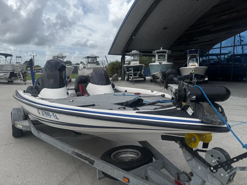 Slide: The Image of 2006 Stratos 285 Pro XL boat on trailer outside showroom. - 3