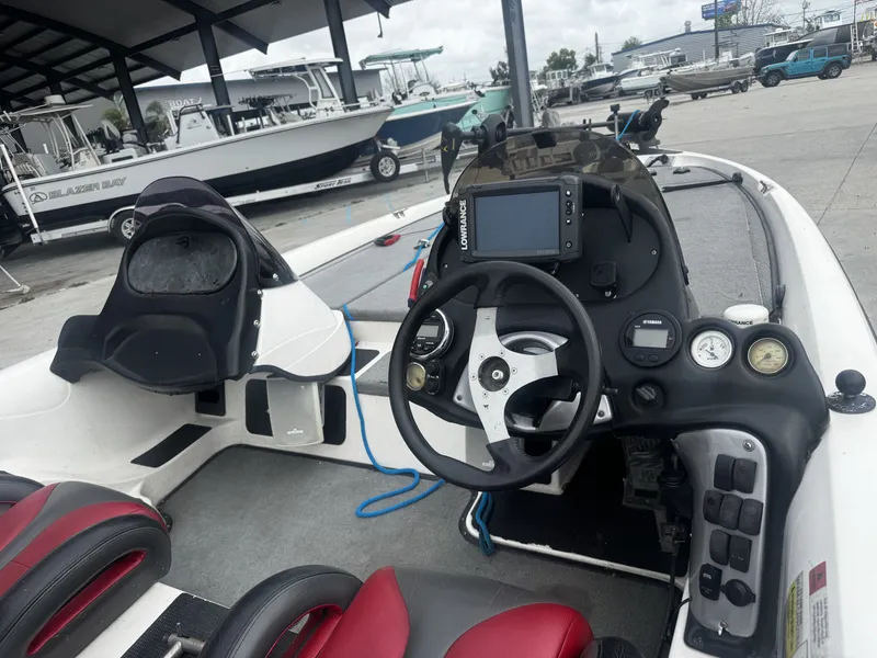 Slide: The Image of Interior view of a 2006 Stratos 285 Pro XL boat with steering console. - 5