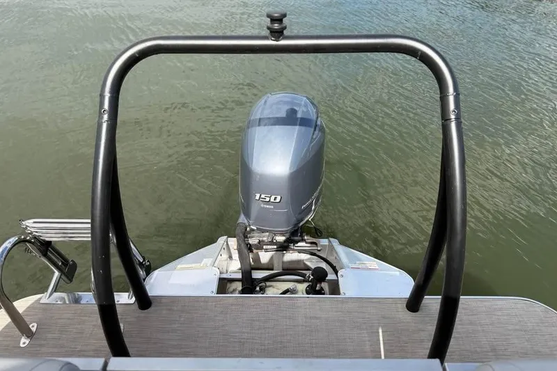 Slide: The Image of 2018 Veranda VR25RC boat with Yamaha 150 outboard motor on water. - 9