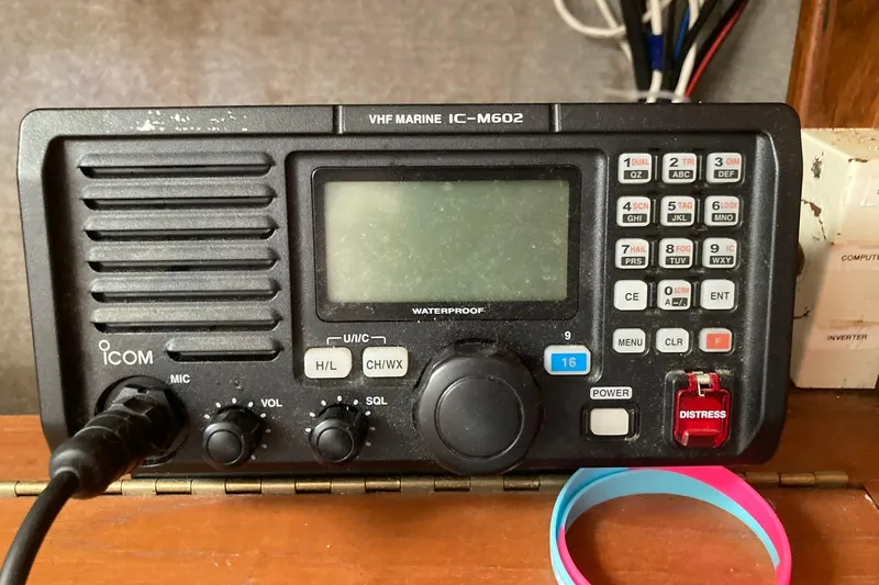 Slide: The Image of VHF marine radio IC-M602 on Hunter Legend 35, 1987 model, with distress button. - 28