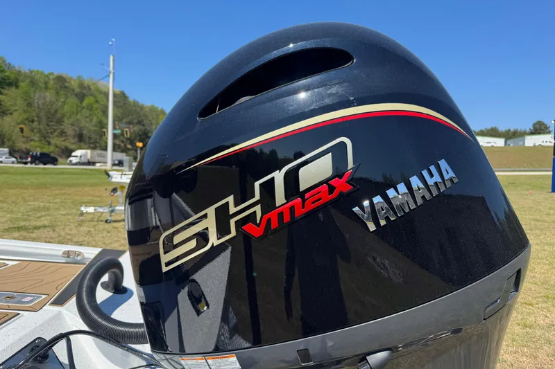 Slide: The Image of Yamaha SHO VMAX engine on 2026 Xpress XR21 Bay boat, outdoors. - 9