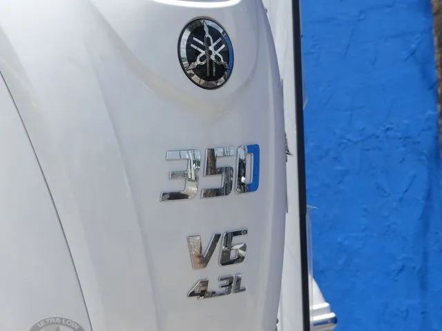 Slide: The Image of Robalo 246 Cayman SD 2026 - 11