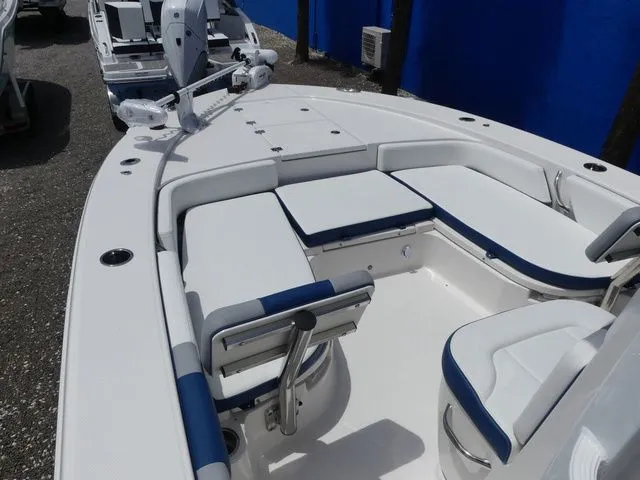 Slide: The Image of Robalo 246 Cayman SD 2026 - 12