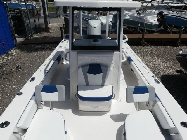 Slide: The Image of Robalo 246 Cayman SD 2026 - 16