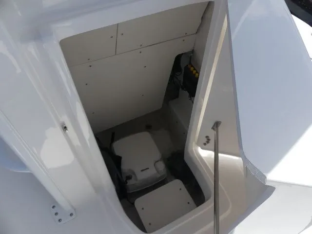 Slide: The Image of Robalo 246 Cayman SD 2026 - 18