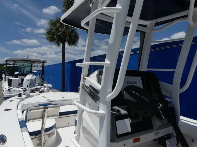 Slide: The Image of Robalo 246 Cayman SD 2026 - 21