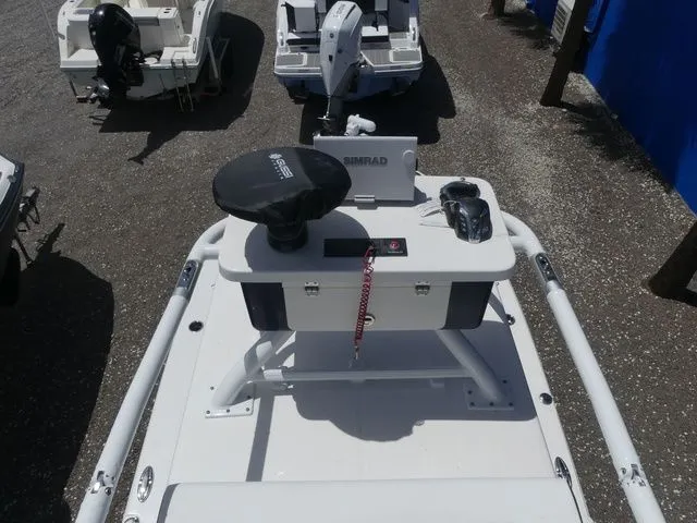 Slide: The Image of Robalo 246 Cayman SD 2026 - 23