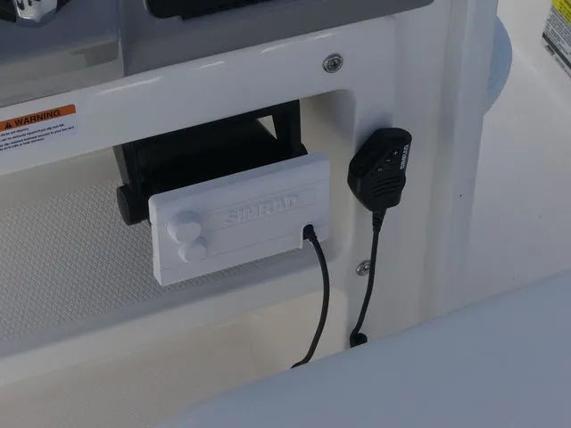 Slide: The Image of Robalo 246 Cayman SD 2026 - 28