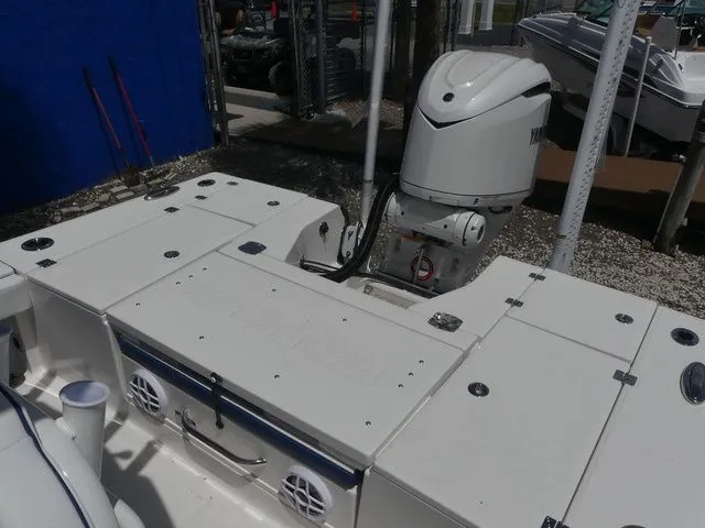 Slide: The Image of Robalo 246 Cayman SD 2026 - 30