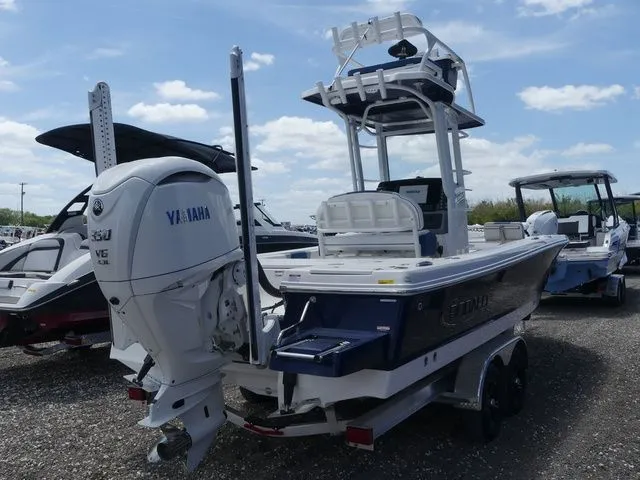 Slide: The Image of Robalo 246 Cayman SD 2026 - 4