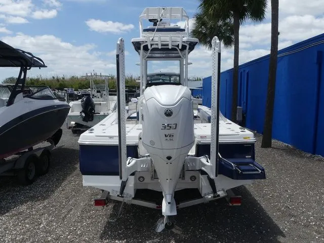 Slide: The Image of Robalo 246 Cayman SD 2026 - 5