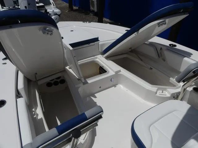 Slide: The Image of Robalo 246 Cayman Skydeck 2026 - 13