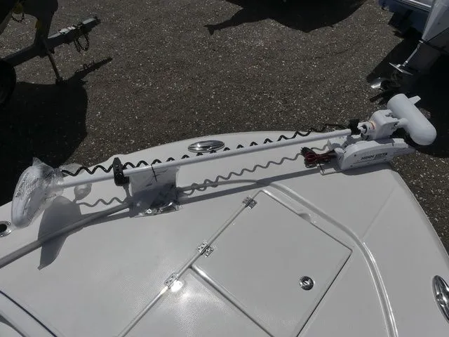 Slide: The Image of Robalo 246 Cayman Skydeck 2026 - 15