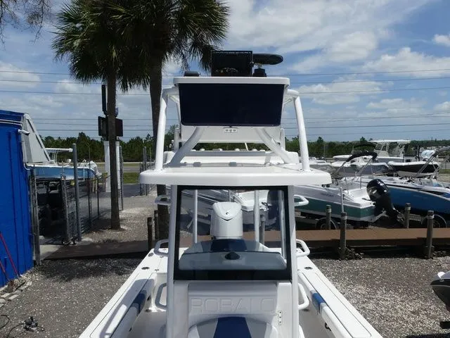 Slide: The Image of Robalo 246 Cayman Skydeck 2026 - 17