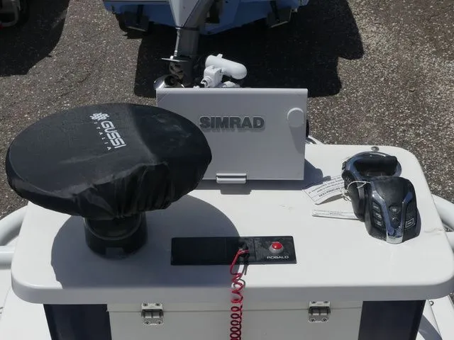 Slide: The Image of Robalo 246 Cayman Skydeck 2026 - 25