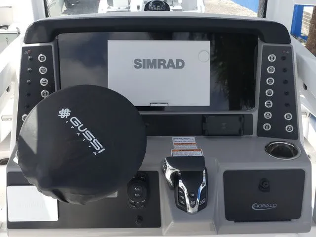 Slide: The Image of Robalo 246 Cayman Skydeck 2026 - 27