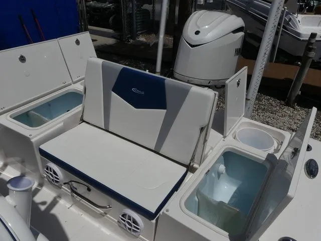 Slide: The Image of Robalo 246 Cayman Skydeck 2026 - 31