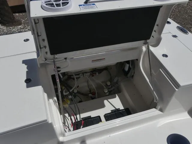 Slide: The Image of Robalo 246 Cayman Skydeck 2026 - 32