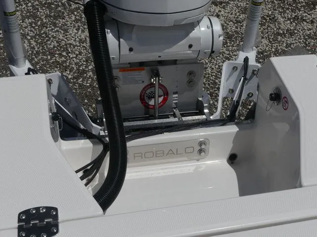 Slide: The Image of Robalo 246 Cayman Skydeck 2026 - 34