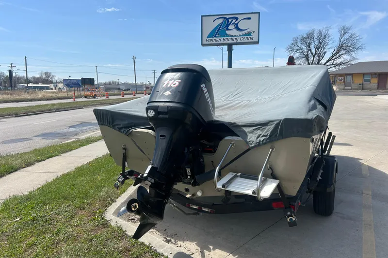 Slide: The Image of 2006 Lowe Fish & Ski 175 boat with cover at Premier Boating Center. - 10