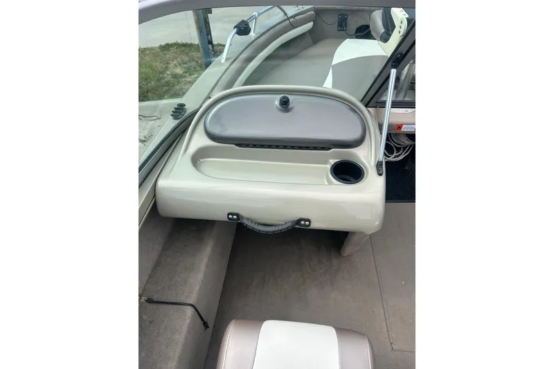 Slide: The Image of 2006 Lowe Fish & Ski 175 boat interior with dashboard and cup holder. - 19