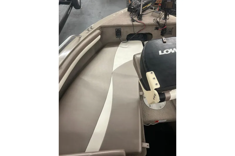Slide: The Image of 2006 Lowe Fish & Ski 175 boat interior with seating and equipment. - 27