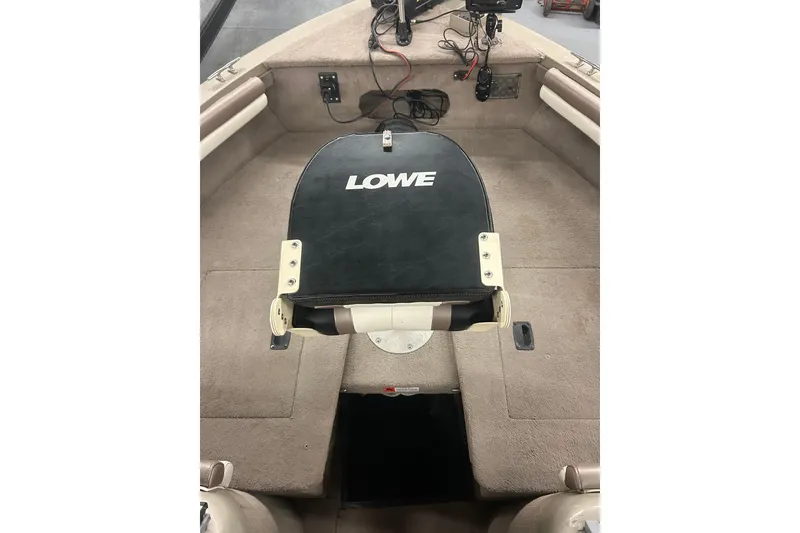 Slide: The Image of 2006 Lowe Fish & Ski 175 boat interior with seating and equipment. - 30