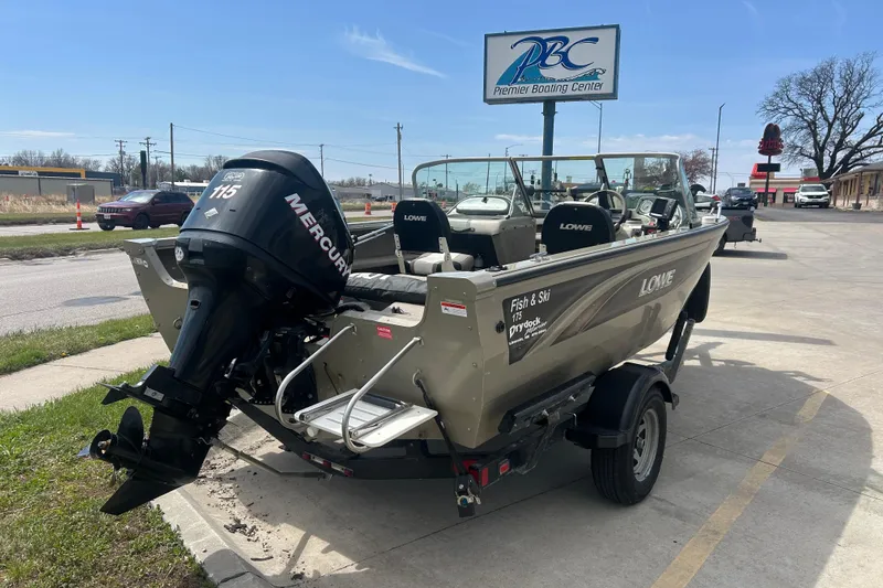 Slide: The Image of 2006 Lowe Fish & Ski 175 boat with Mercury 115 engine at a boating center. - 7
